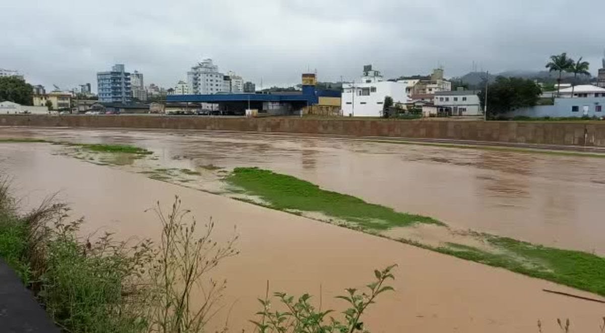 Rio que corta a cidade de SC transborda após altos volumes de chuvas