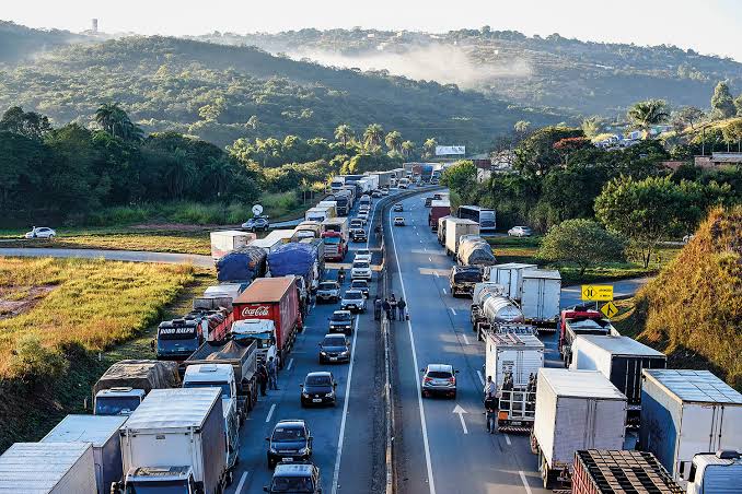 Bolsonaro anuncia auxílio combustível para caminhoneiros