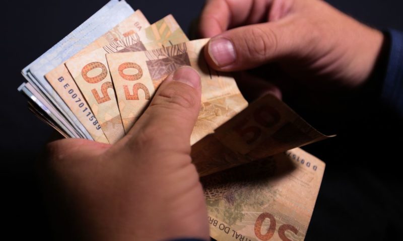 52% dos brasileiros pretendem usar 13º salário para pagar dívidas