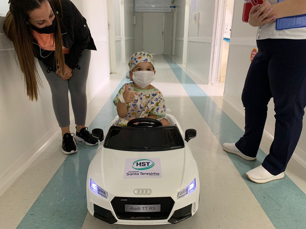 Hospital utiliza carrinho elétrico para tranquilizar crianças antes de cirurgias em SC