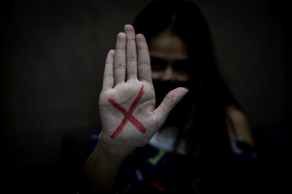 Mulher ‘pede frete’ para fugir de violência doméstica no Vale do Itajaí