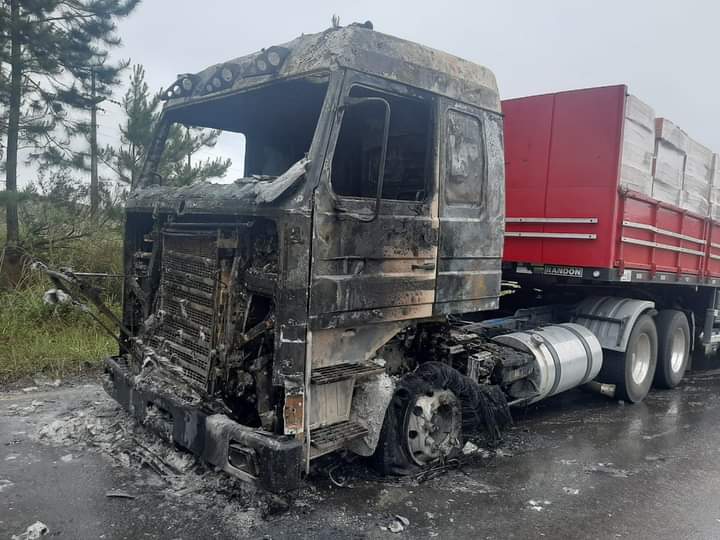 Caminhão com placas de Pouso Redondo pega fogo na BR-470
