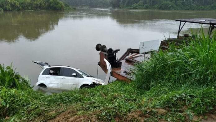 Carro cai no rio Itajaí-Açu com quatro ocupantes