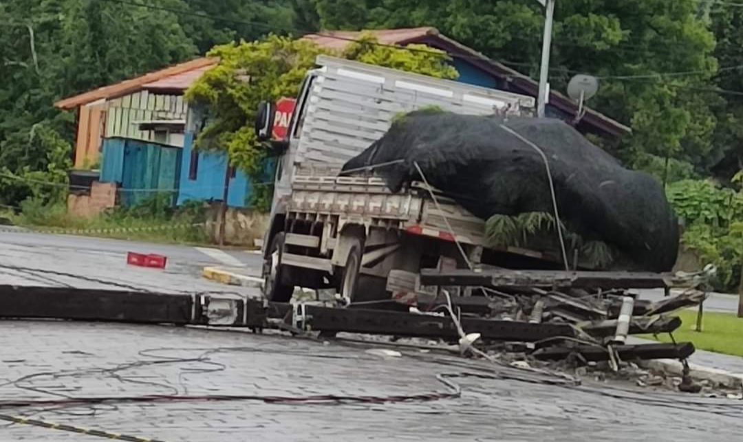 Caminhão derruba poste, em Rio do Oeste