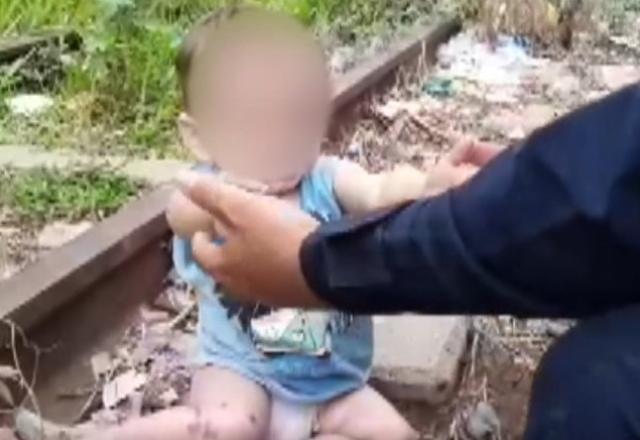 Bebê de um ano abandonado em linha de trem pede colo ao avistar guardas municipais