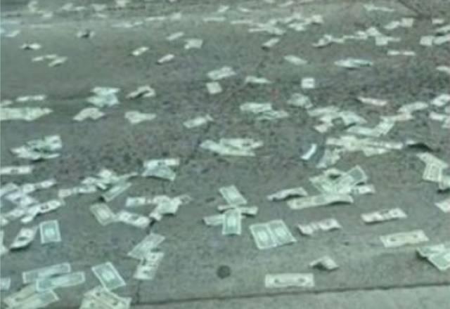 VÍDEO: Porta de carro forte abre e provoca chuva de dinheiro em rodovia