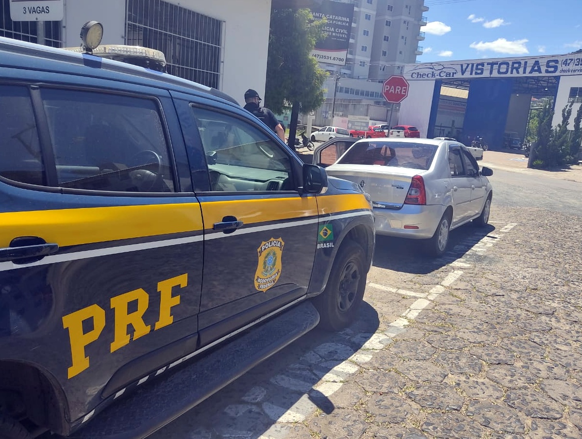 Carro roubado em Indaial é recuperado na BR 470 em Rio do Sul