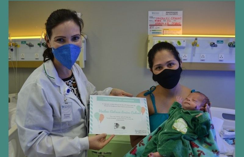 Bebê que nasceu com 890g recebe alta depois de 77 dias na UTI em SC