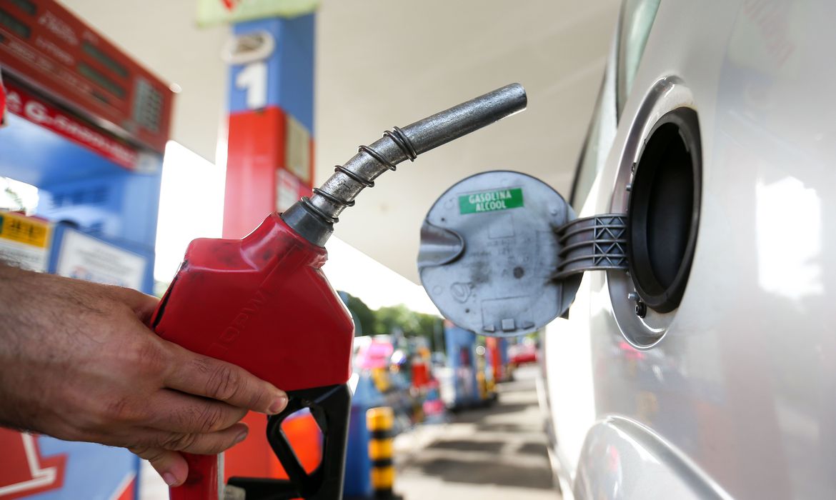Governadores se reúnem para discutir impostos e gasolina pode chegar a R$ 12