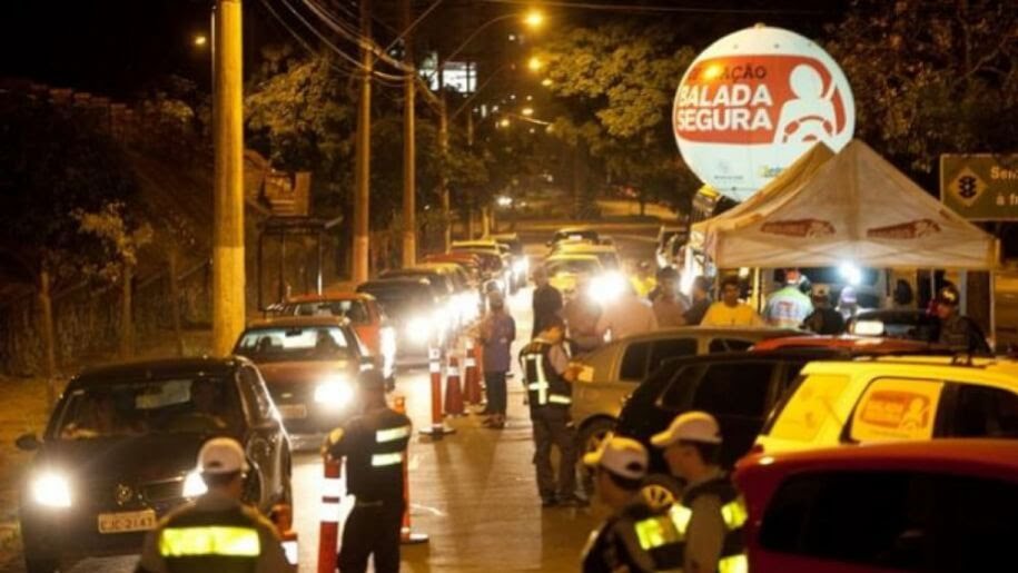 Lei que cancela o reboque em blitz é sancionada por Bolsonaro