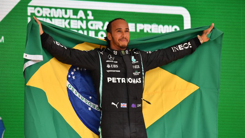 Carismático, Lewis Hamilton homenageia Ayrton Senna e vira dono do GP São Paulo de F1