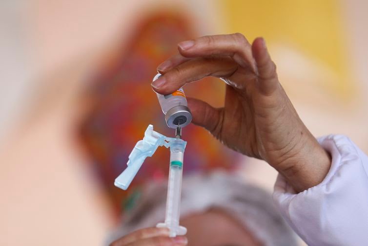 Governo proíbe demissão por justa causa de empregado que não comprovar vacinação contra Covid