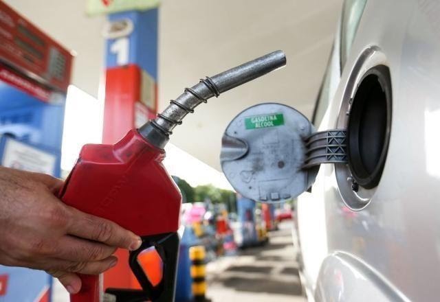 Preço médio da gasolina comum cai pela quinta semana consecutiva