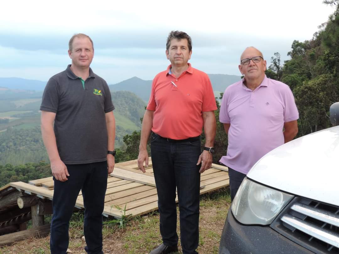 Prefeito, vice e Secretários de Rio do Campo visitam Morro do São Roque após incêndio