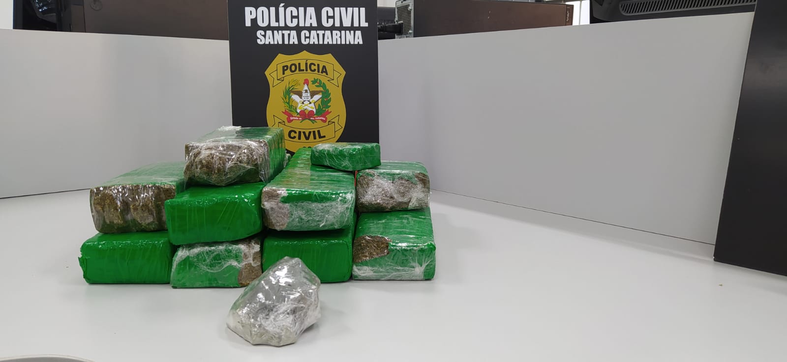 Polícia Civil prende três pessoas por tráfico de drogas, no Alto Vale