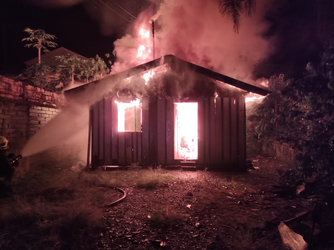 Casa é destruída pelo fogo, em Taió