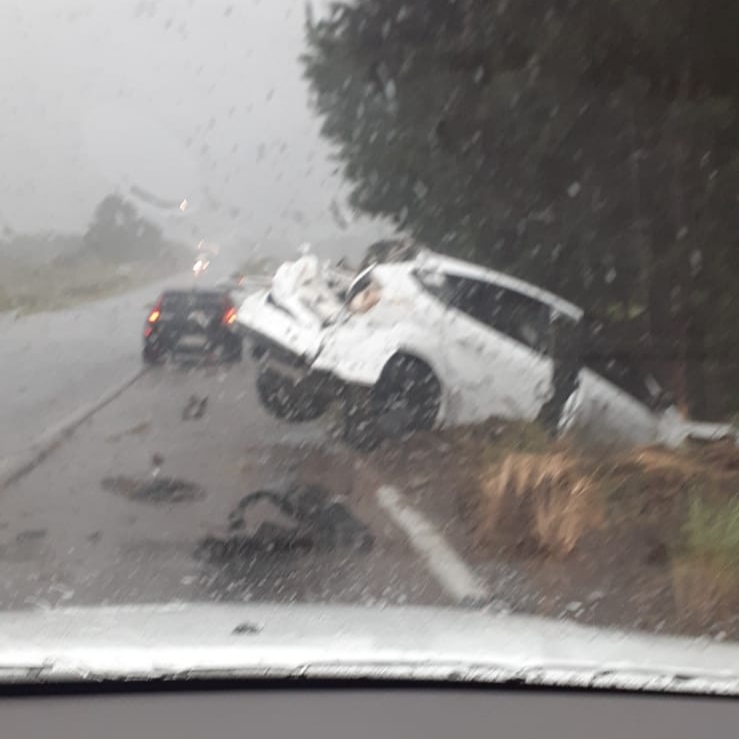 Carro colide em árvore após acidente na BR-470, na divisa entre Pouso Redondo e Ponte Alta