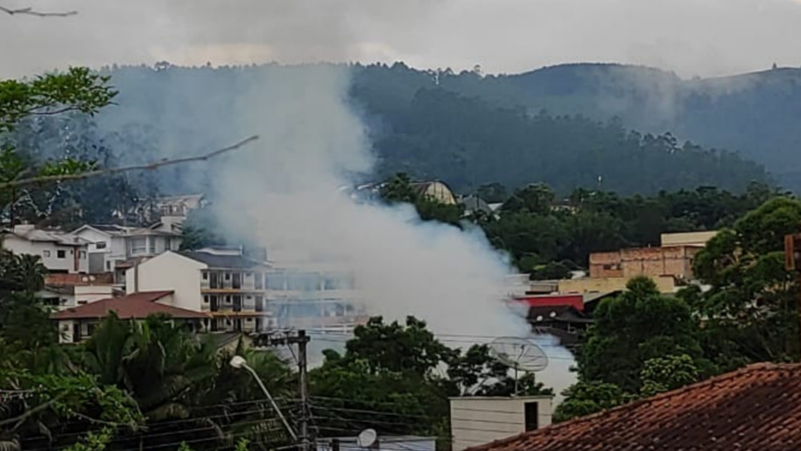 Fotos: Incêndio é registrado em residência em Salete