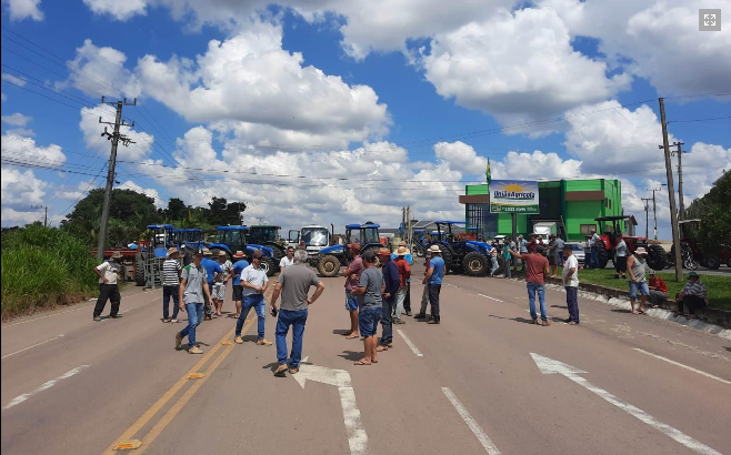 Produtores de cebola bloqueiam rodovia SC-110 em Ituporanga