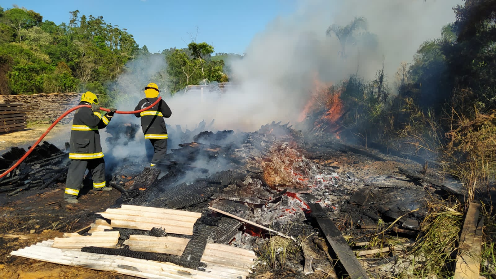 Queima de entulhos causa incêndios em dois municípios do Alto Vale