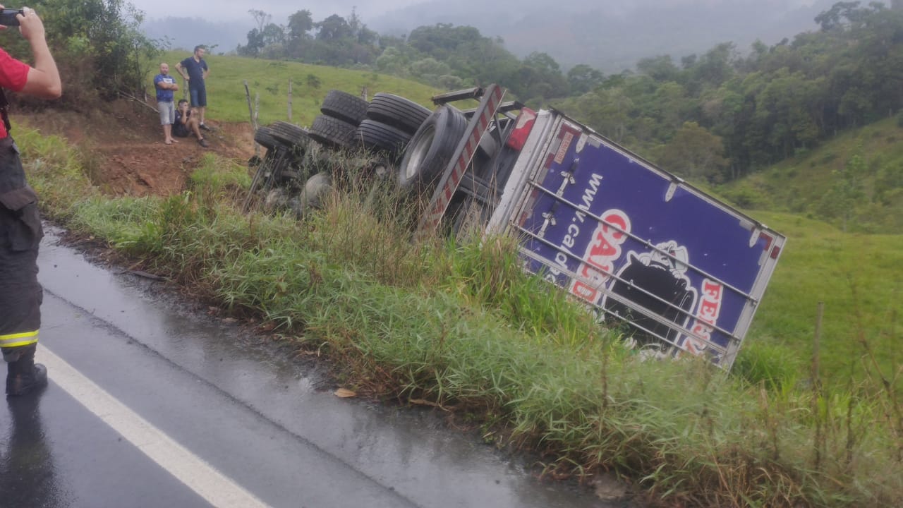 FOTOS: Caminhão tomba na SC-350 em Taió