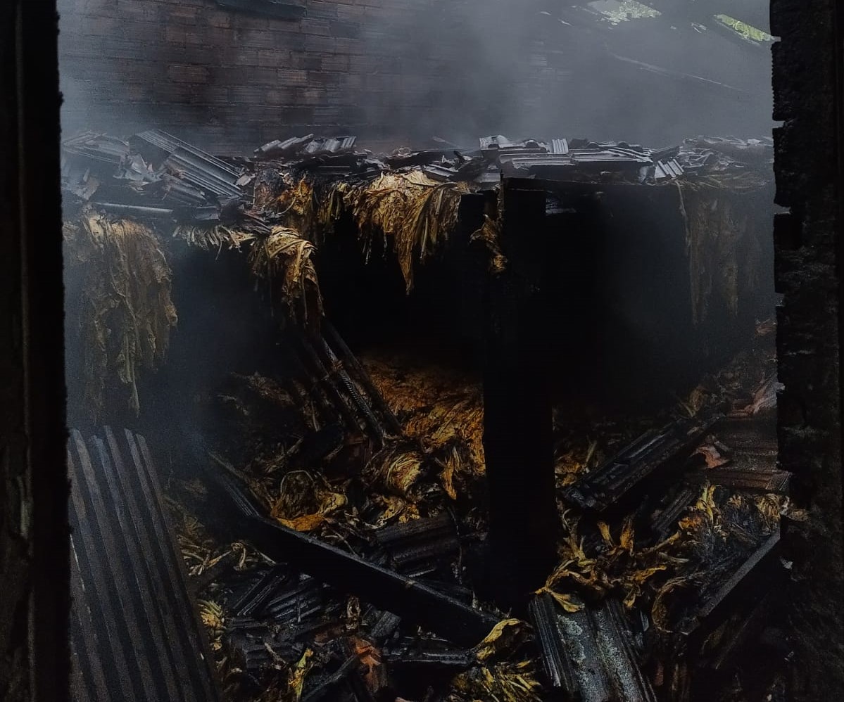 Fumicultor perde 70 arrobas de fumo em incêndio em estufa, no Alto Vale