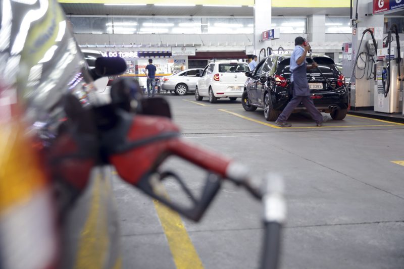 Gasolina mais barata? Petrobras e sindicatos de SC se manifestam