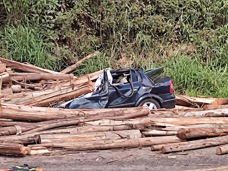 Toras de madeira caem em cima de carro e matam motorista no Vale