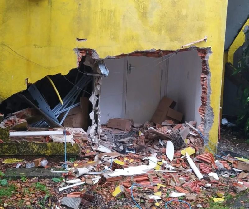 Bandidos usam trator furtado para derrubar parede e invadir loja em SC