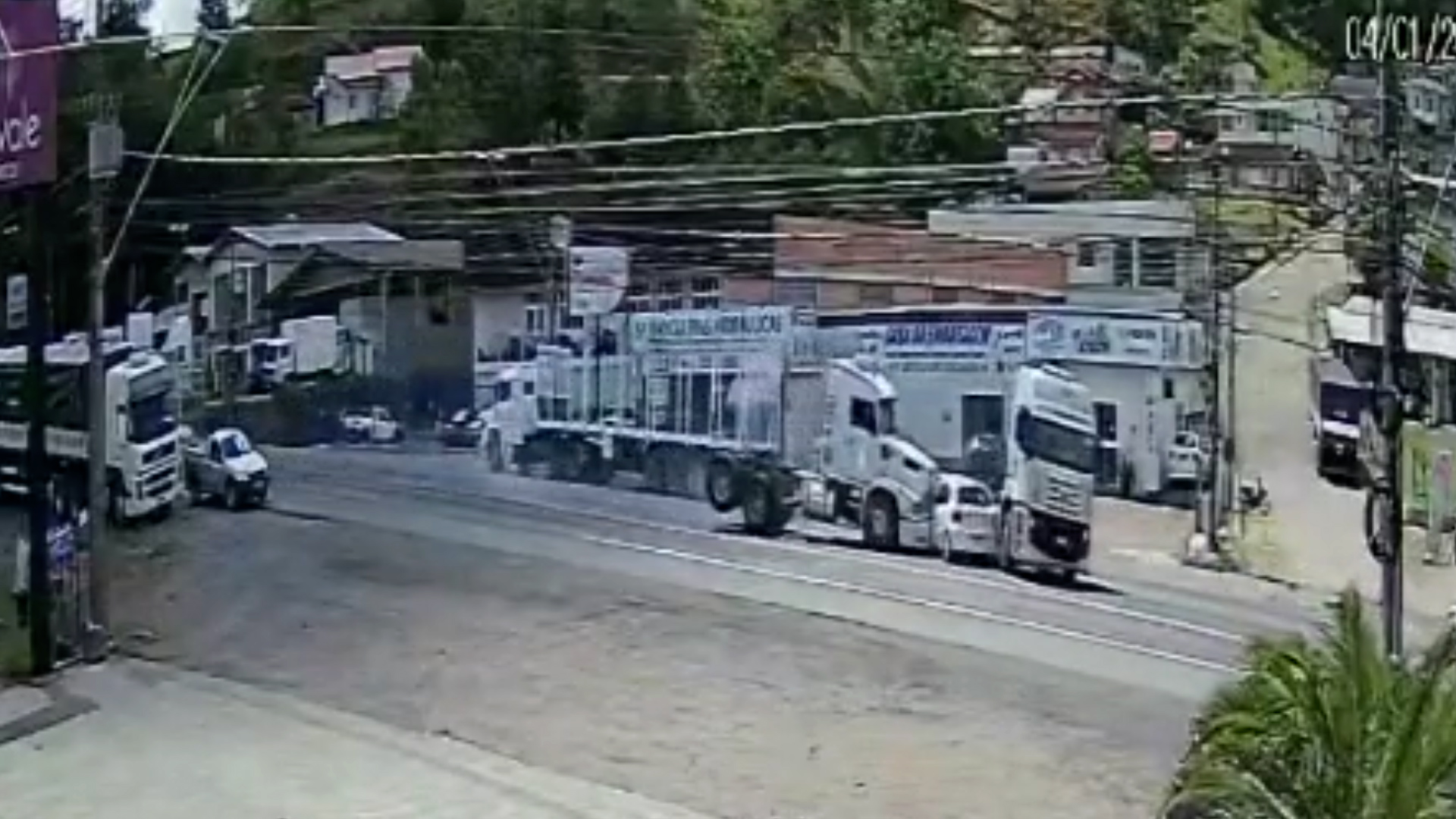 Câmera flagra momento exato de acidente na BR-470, em Rio do Sul
