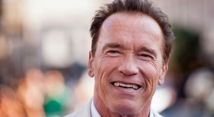 Ator Arnold Schwarzenegger se envolve em grave acidente de carro
