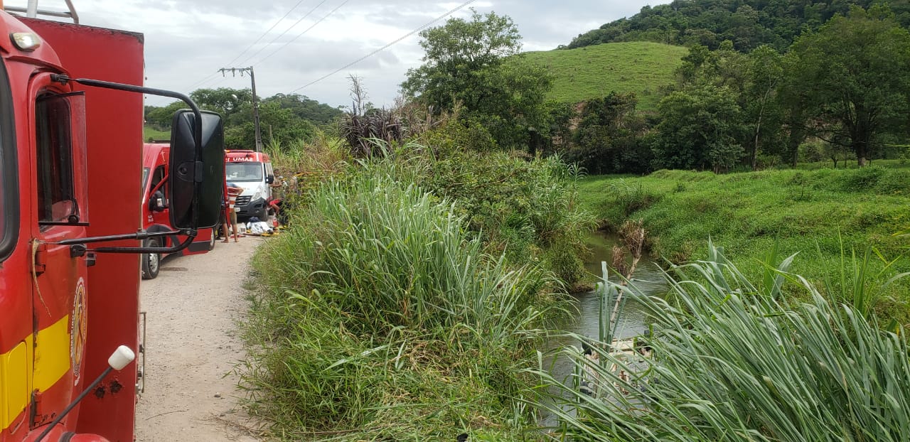 Carro com placas de Ibirama cai em ribeirão; mãe e filho de 3 anos morreram afogados
