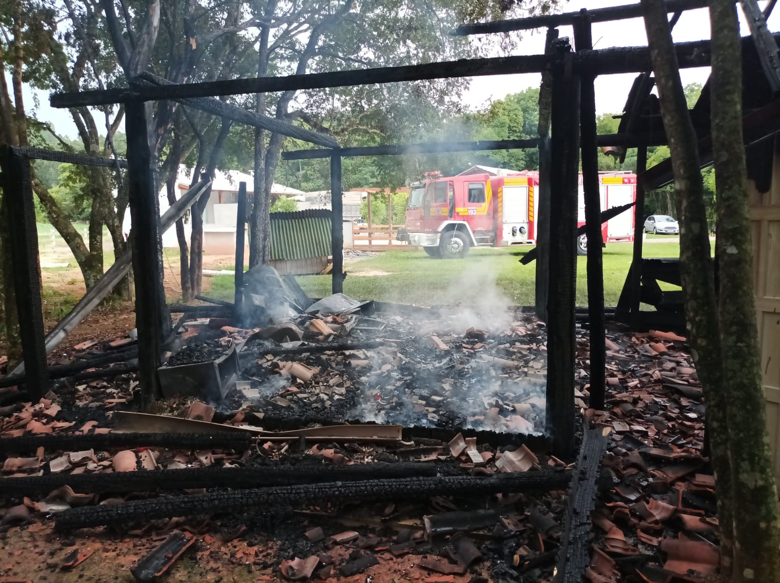 Incêndio em rancho é registrado em Braço do Trombudo
