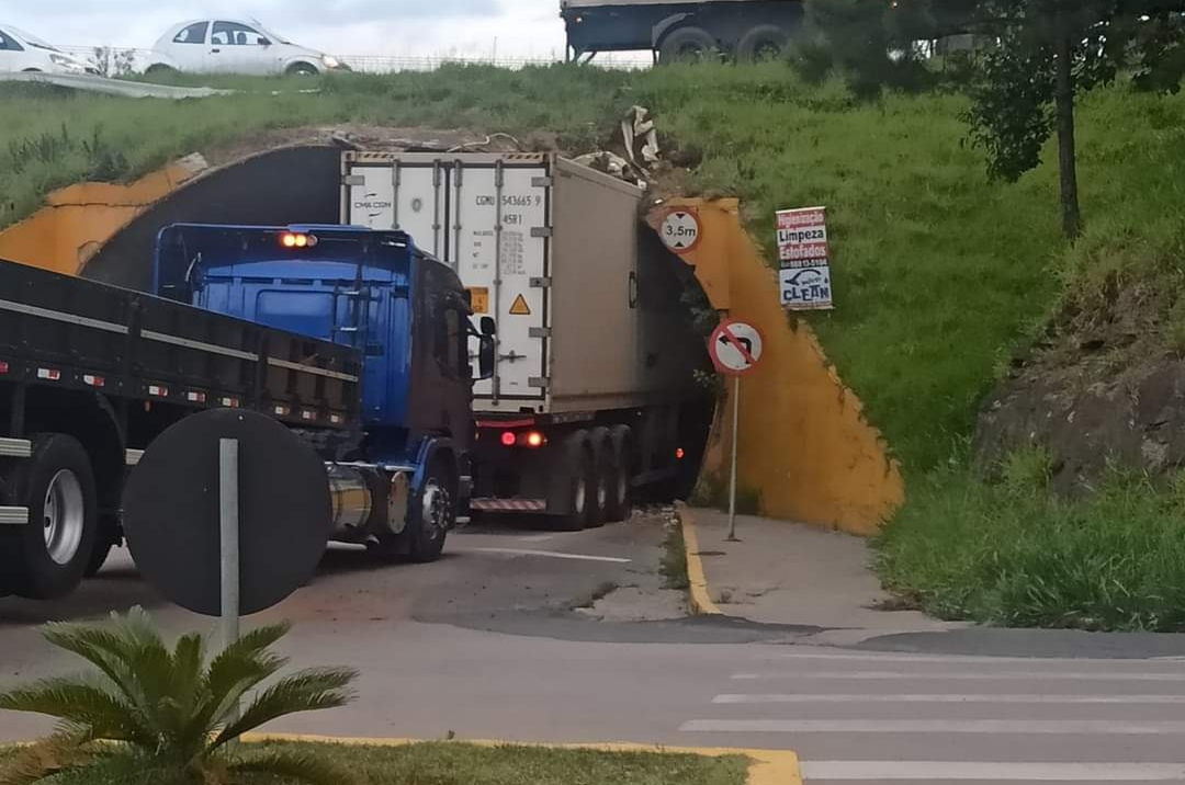 Caminhão entala em túnel, em Rio do Sul