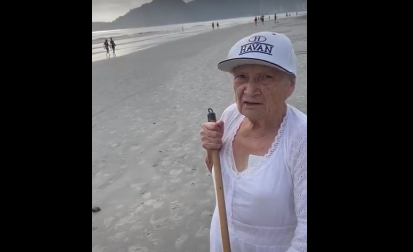 Idosa de 87 anos escreve mensagens positivas na areia de praia e viraliza na web