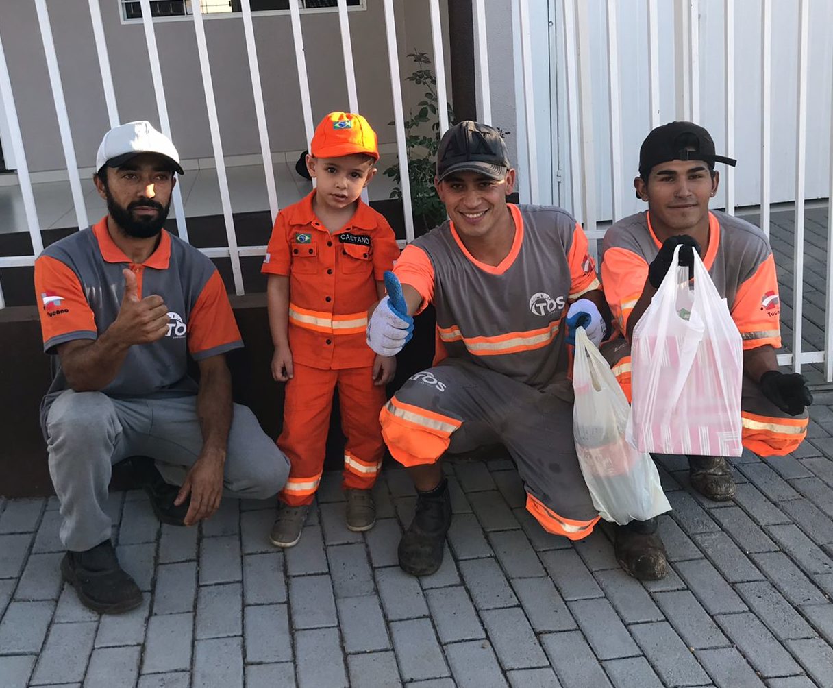 FOTOS: Menino de SC faz homenagem para receber coletores de lixo