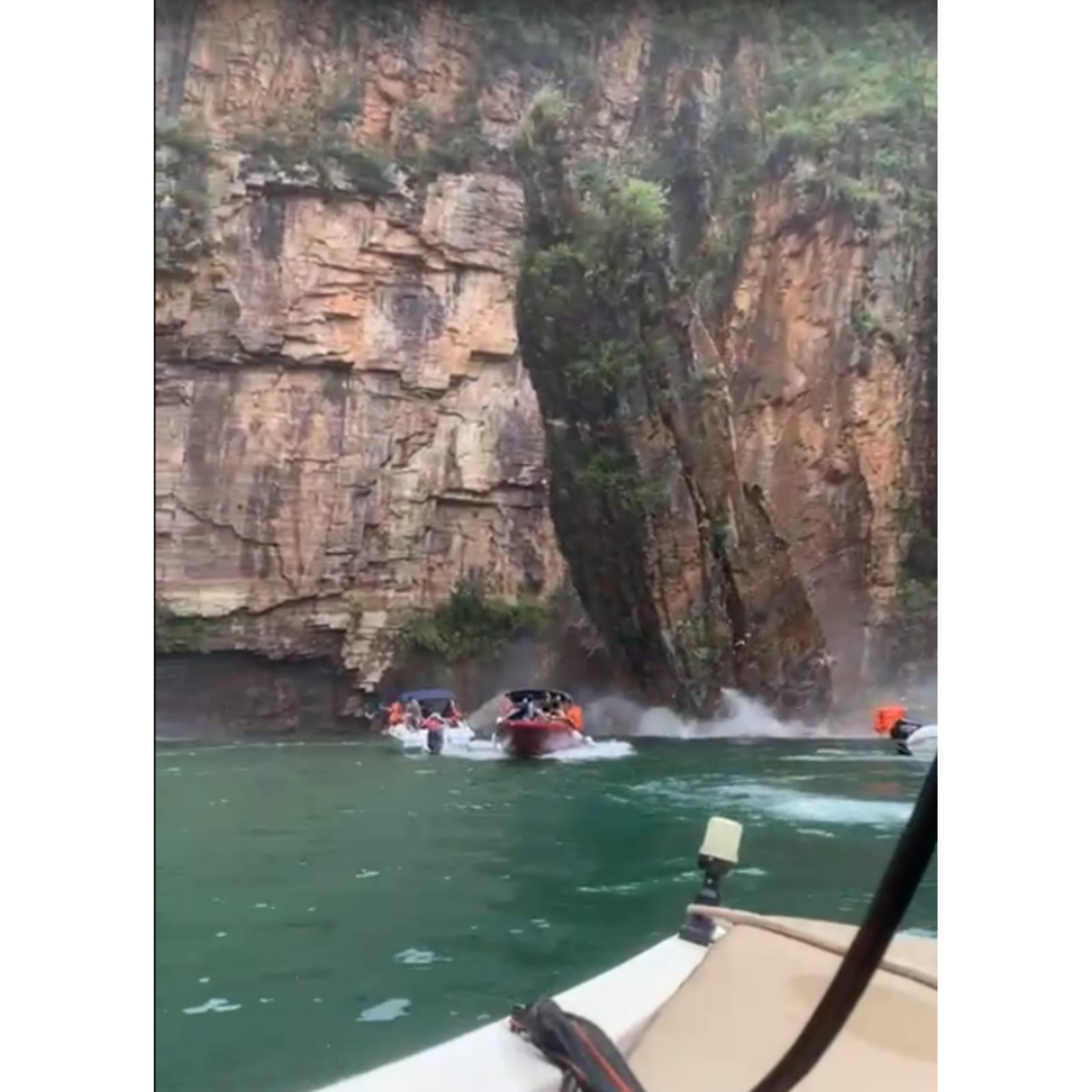Vídeo: Bloco de Rocha se desprende e cai sobre lanchas e barcos com turistas