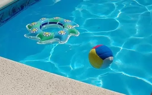 Bebê morre afogada na piscina de casa em SC