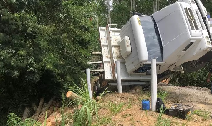 Caminhão carregado de toras cai dentro de Rio após ponte quebrar no Alto Vale