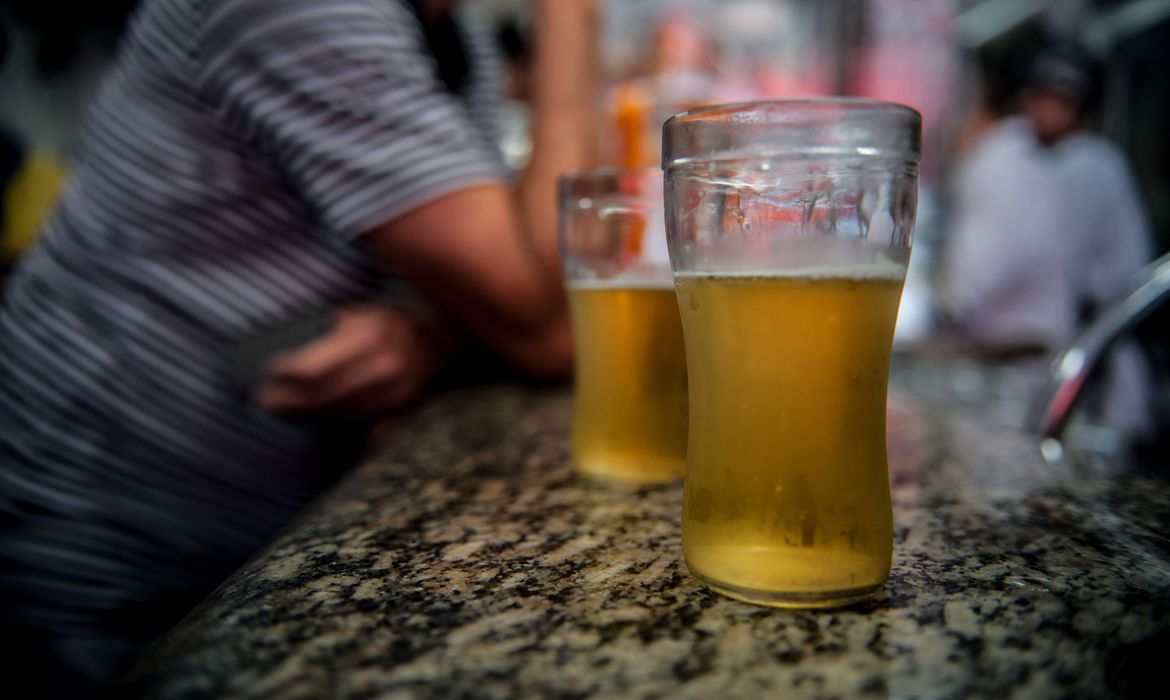Preços de cerveja sofrerão aumento, avisam Ambev e Heineken