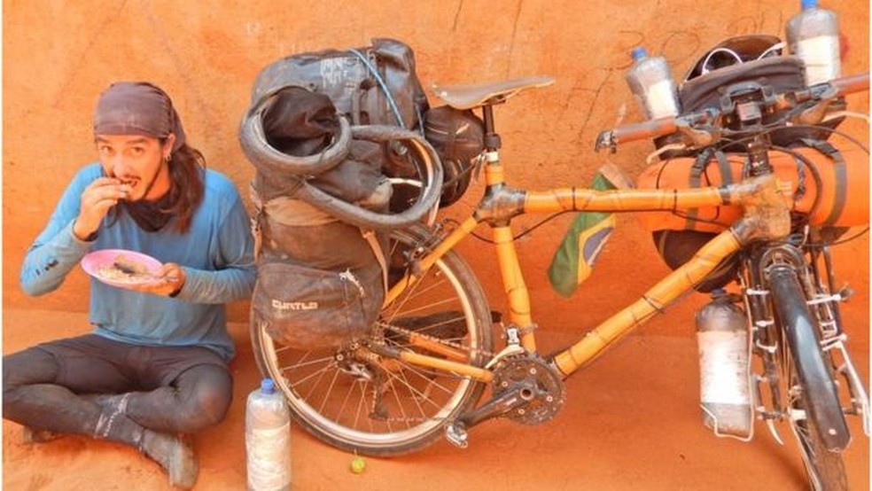 Da neve ao deserto, brasileiro viaja pelo mundo em uma bicicleta de bambu