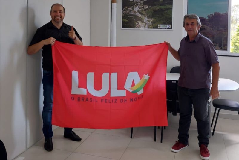 Jorginho Mello expulsa vice-prefeito no Alto Vale após foto com bandeira do Lula