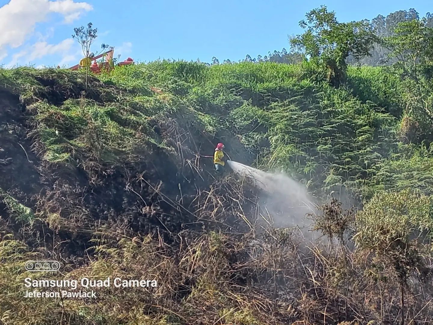 Bombeiros controlam incêndio em vegetação, no Alto Vale
