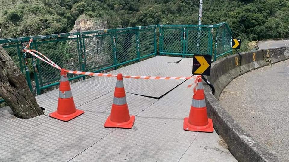 Populares seguram turista que caiu após placa de metal do mirante da Serra do Rio do Rastro se soltar