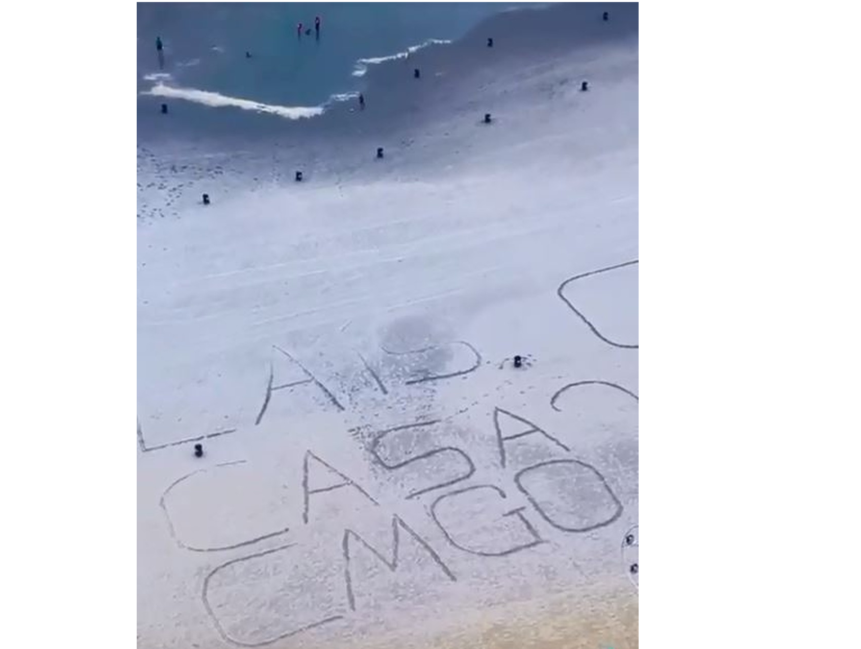 Vídeo: ‘Mega’ pedido de casamento na areia de SC viraliza nas redes sociais