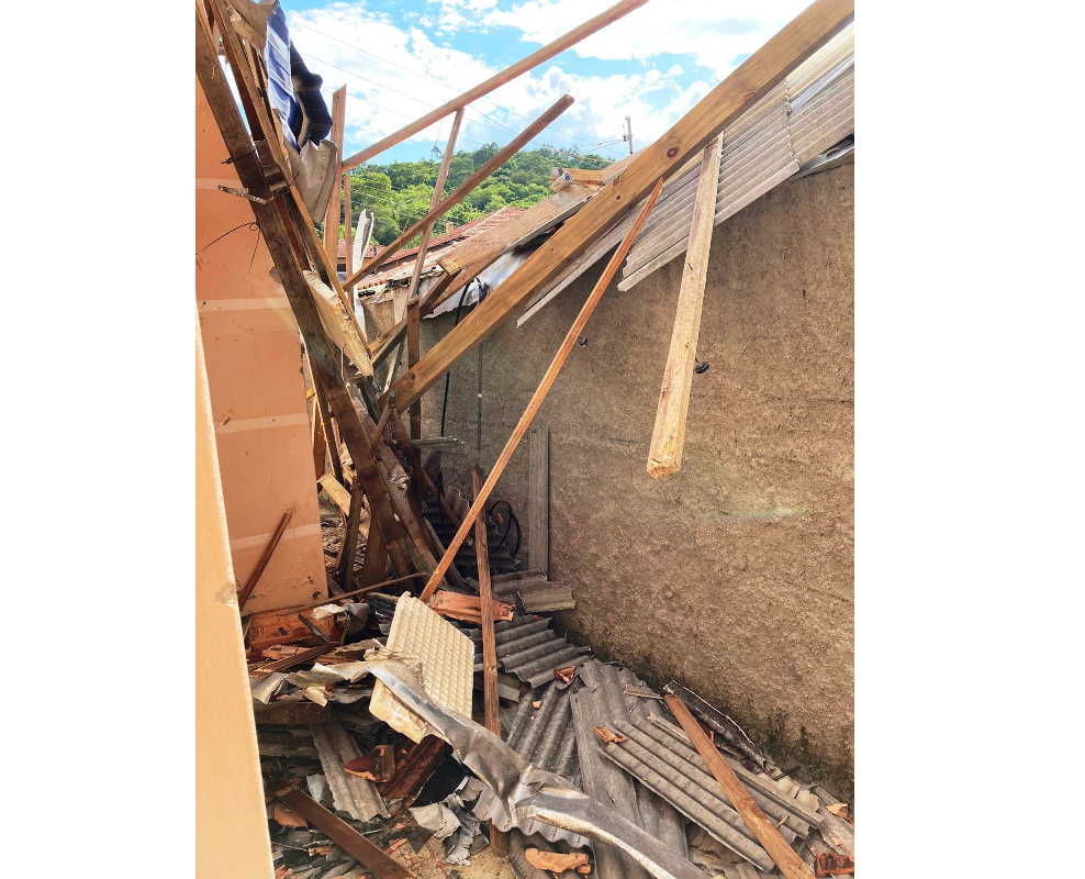 Vendaval causa estragos em residência no Alto Vale