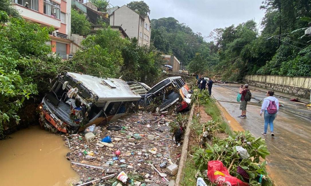 Chuvas em Petrópolis deixam pelo menos 35 mortos