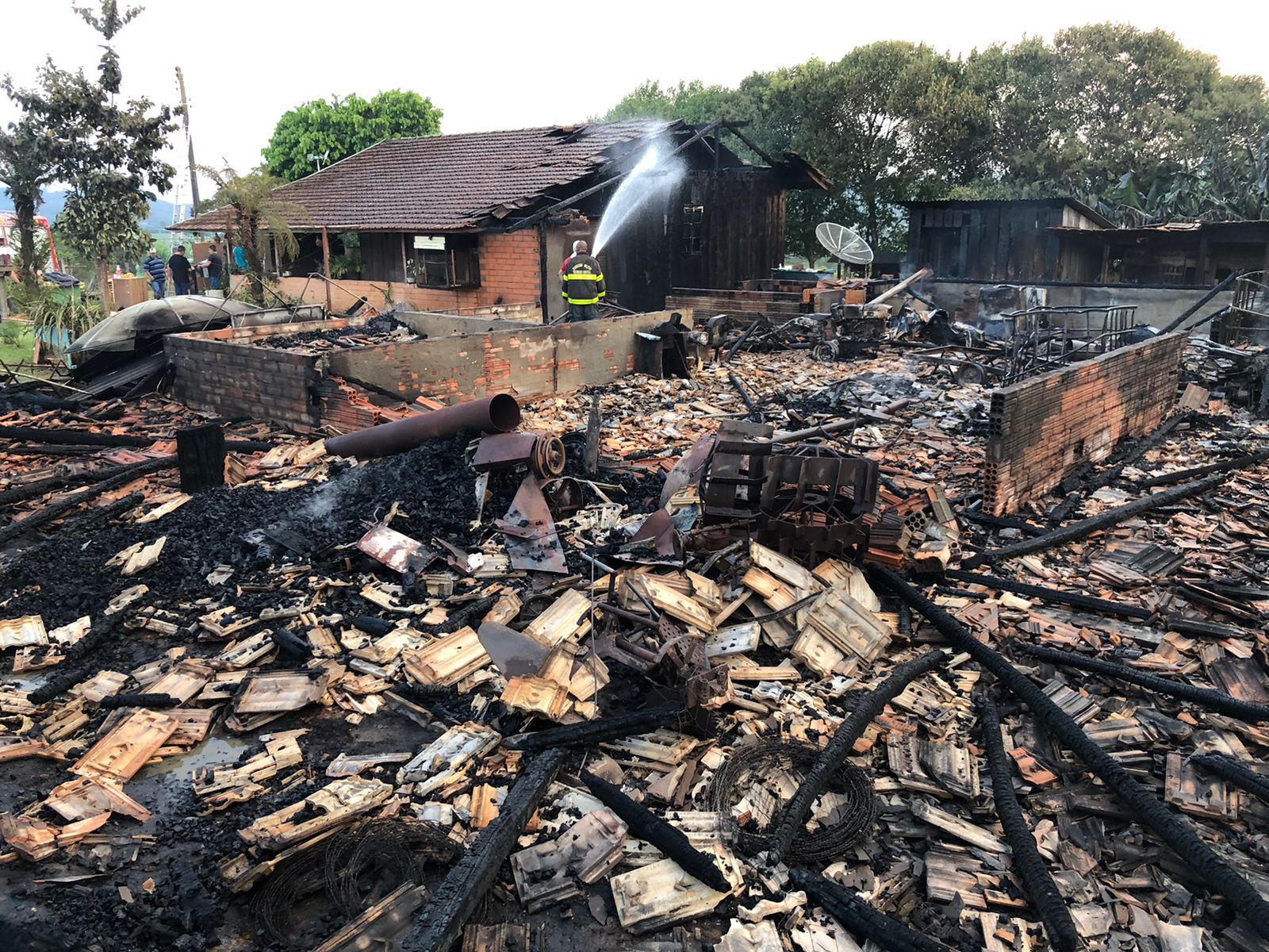 Incêndio destrói residência e rancho, mata dois porcos e um bezerro, no Alto Vale
