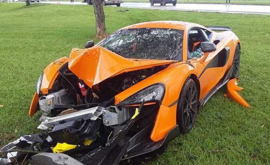 Motorista destrói carro de luxo de R$3,24 milhões após colidir em árvore