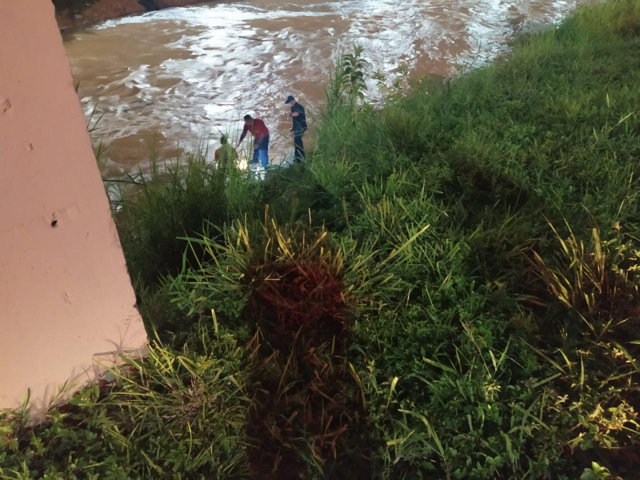 Carro desaparece após bater e cair no Rio Itajaí, no Vale